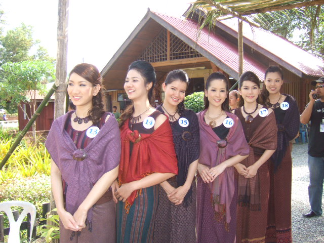 ผู้เข้ารับการประกวดนางสาวไทยมาทำกิจกรรมในจังหวัดสุโขทัยที่โรงเรียนบ้านนาต้นจั่น บ้านนาต้นจั่น