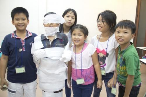 น้อง ๆ ช่วยกันแต่งตัวให้เพื่อน ๆ เป็นมัมมี่ หลังจา