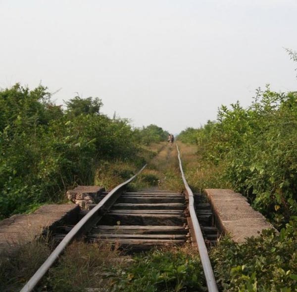 รูป เขมร สร้างรถไฟเองได้แล้วครับ 