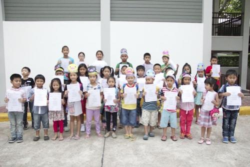 น้อง ๆ นักเรียนโรงเรียนภาษาอังกฤษพิงกุ กับใบประกาศ