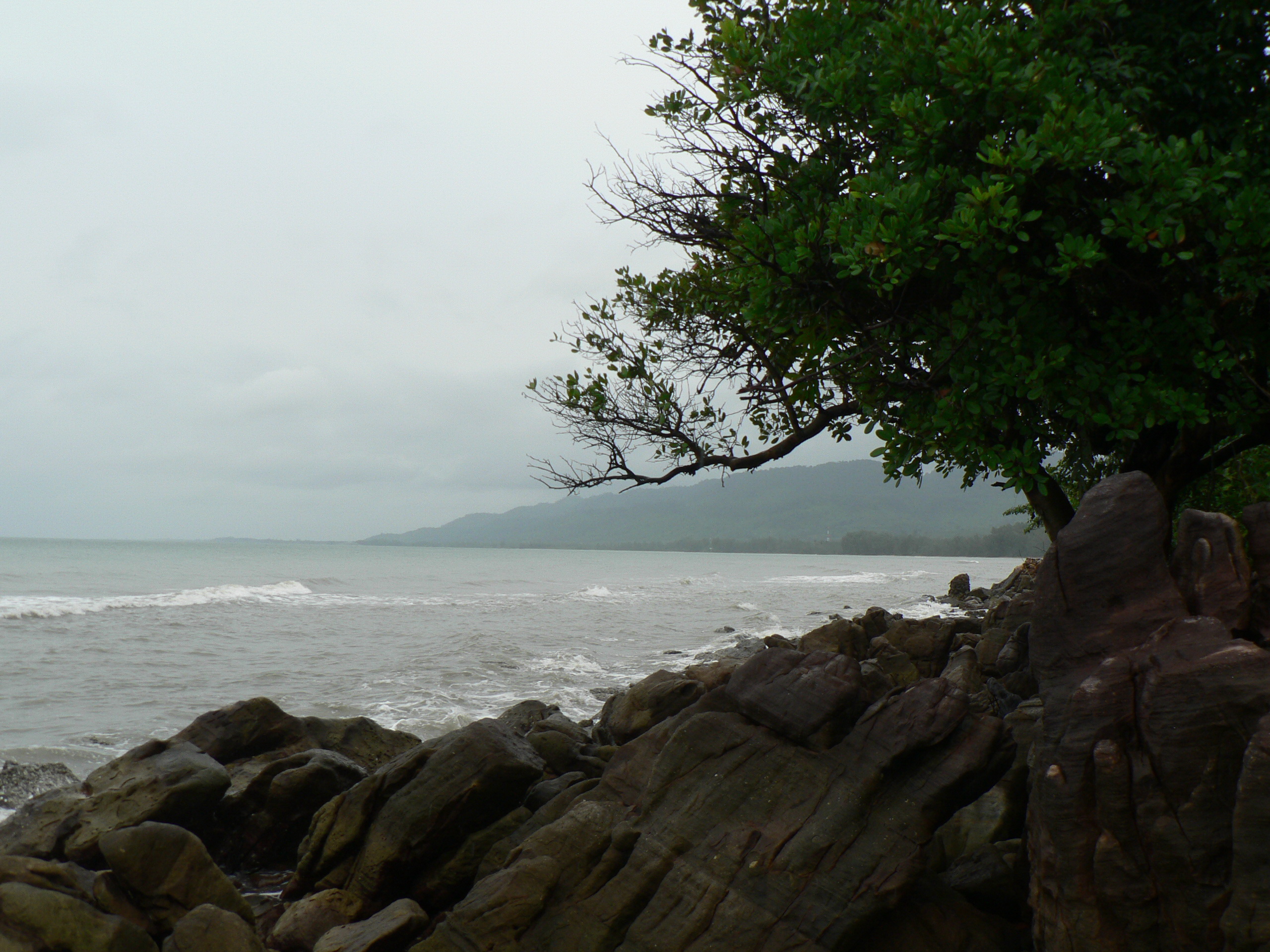 ที่ดินติดชายทะเลเหมาะทำรีสอร์ท ขายถูก  หาดทรายขาว ..หินสวย...ทะเลใส...ไม่ไกล..แค่จังหวัดตราด...