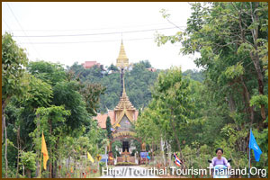 "บูชารอยพระพุทธบาทตากผ้า ชมมหาเจดีย์สี่ครูบาบนยอดเขา ที่วัดพระพุทธบาทตากผ้า ลำพูน"