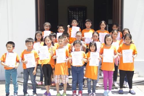 น้อง ๆ นักเรียนโรงเรียนภาษาอังกฤษพิงกุ กับใบประกาศ