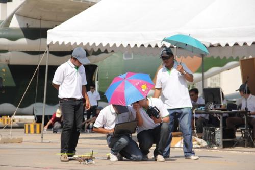 ผู้เข้าร่วมการแข่งขันกำลังปรับจูนระบบหุ่นยนต์ของพว