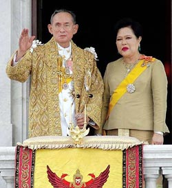 "ลอยกระทงอธิษฐาน น้อมใจถวายพระพร" "ลอยกระทงอธิษฐาน น้อมใจถวายพระพร"
