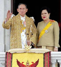 "ลอยกระทงอธิษฐาน  น้อมใจถวายพระพร"