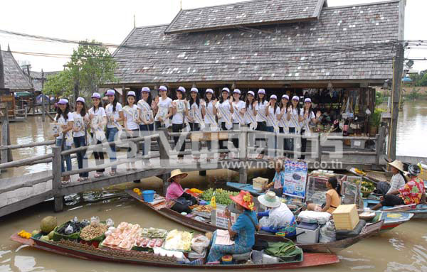 18 สาวงามดี๊ด๊าชม-ชิม-ช็อปที่ตลาดน้ำวันสุดท้ายเก็บตัว ?นางสาวไทย?