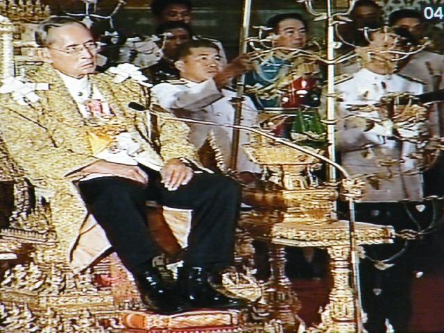 "ในหลวง"ทรงมีพระราชดำรัสขอบพระทัยและขอบคุณพสกนิกรชาวไทยขอให้ทุกฝ่าย"ใช้สติรู้ตัว ด้วยปัญญา รู้คิด" 