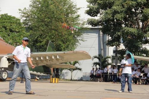 หุ่นยนต์บินอัตโนมัติไร้คนบังคับขณะปฏิบัติภารกิจตาม